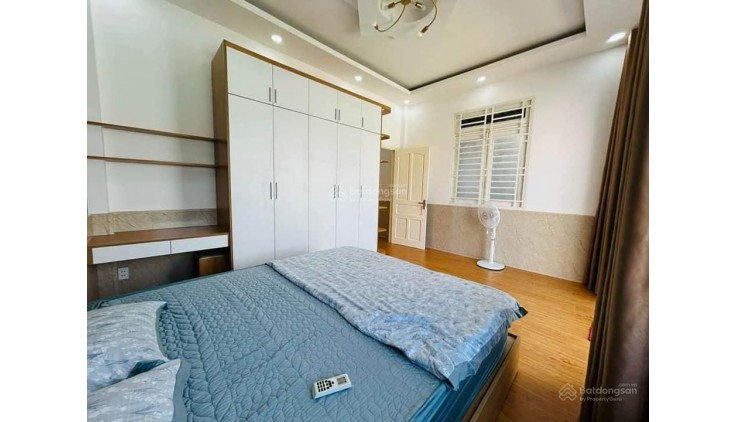 Ngộp, bán nhà 2 tầng, Lã Xuân Oai, 90m2, ngang 8m, đẹp, ở ngay, nhỉnh 5.5 tỷ,
